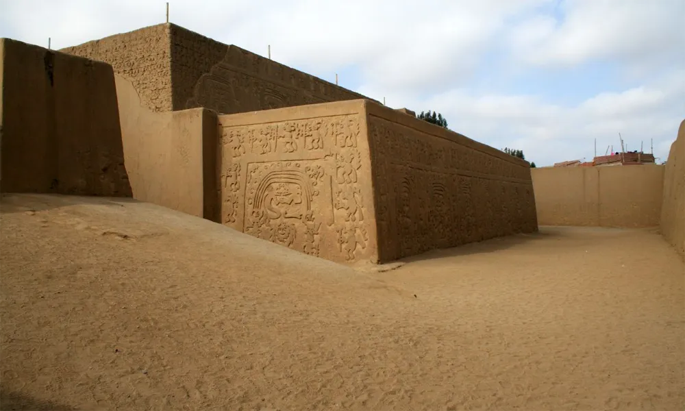 Huaca del Dragón o Huaca Arco Iris en Trujillo