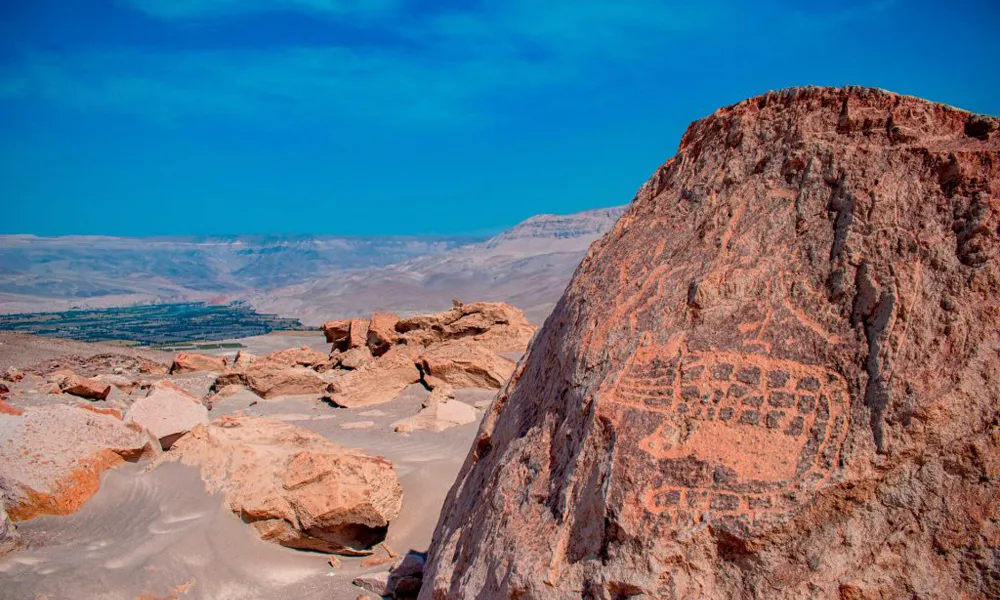 Turismo en geoglifos y petroglifos olvidados del Perú