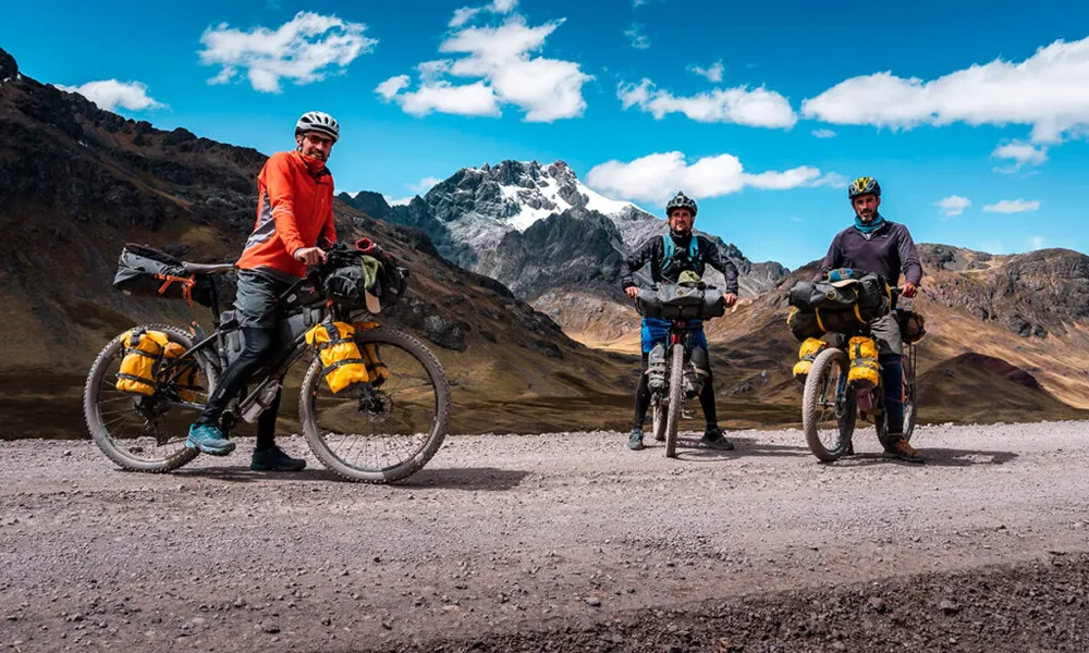 Inka Jungle con bicicleta de descenso