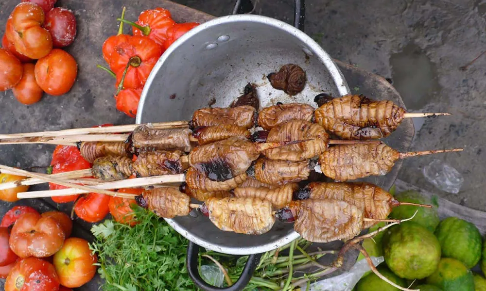 El consumo de suri (larva amazónica) en ferias locales