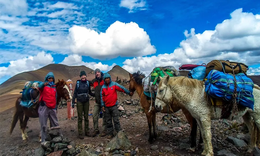 Uso de mulas y arrieros para cargar equipaje durante el Salkantay