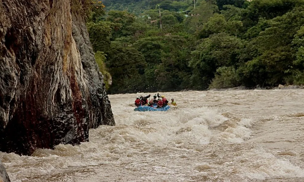 Impacto del clima (lluvias fuertes, derrumbes) en el desarrollo del Inka Jungle