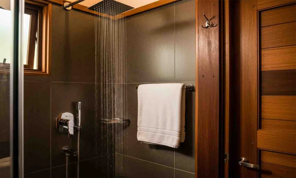 Disponibilidade de banheiros, chuveiros e água quente ao longo do percurso.