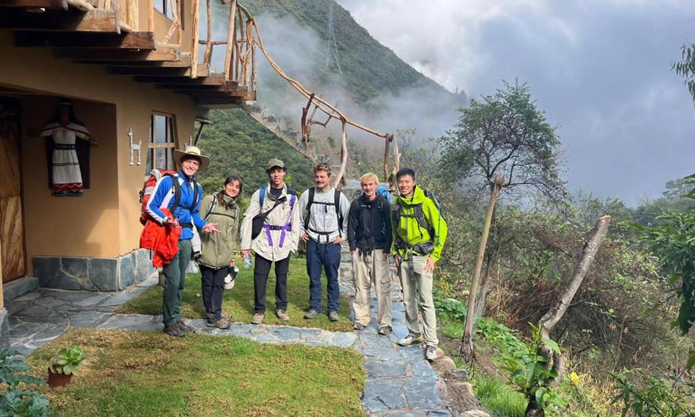 Electricidad y carga de celulares cámaras en los alojamientos del Salkantay