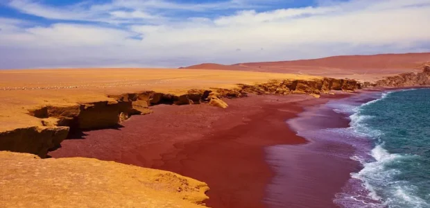 Playa Roja en la Reserva de Paracas